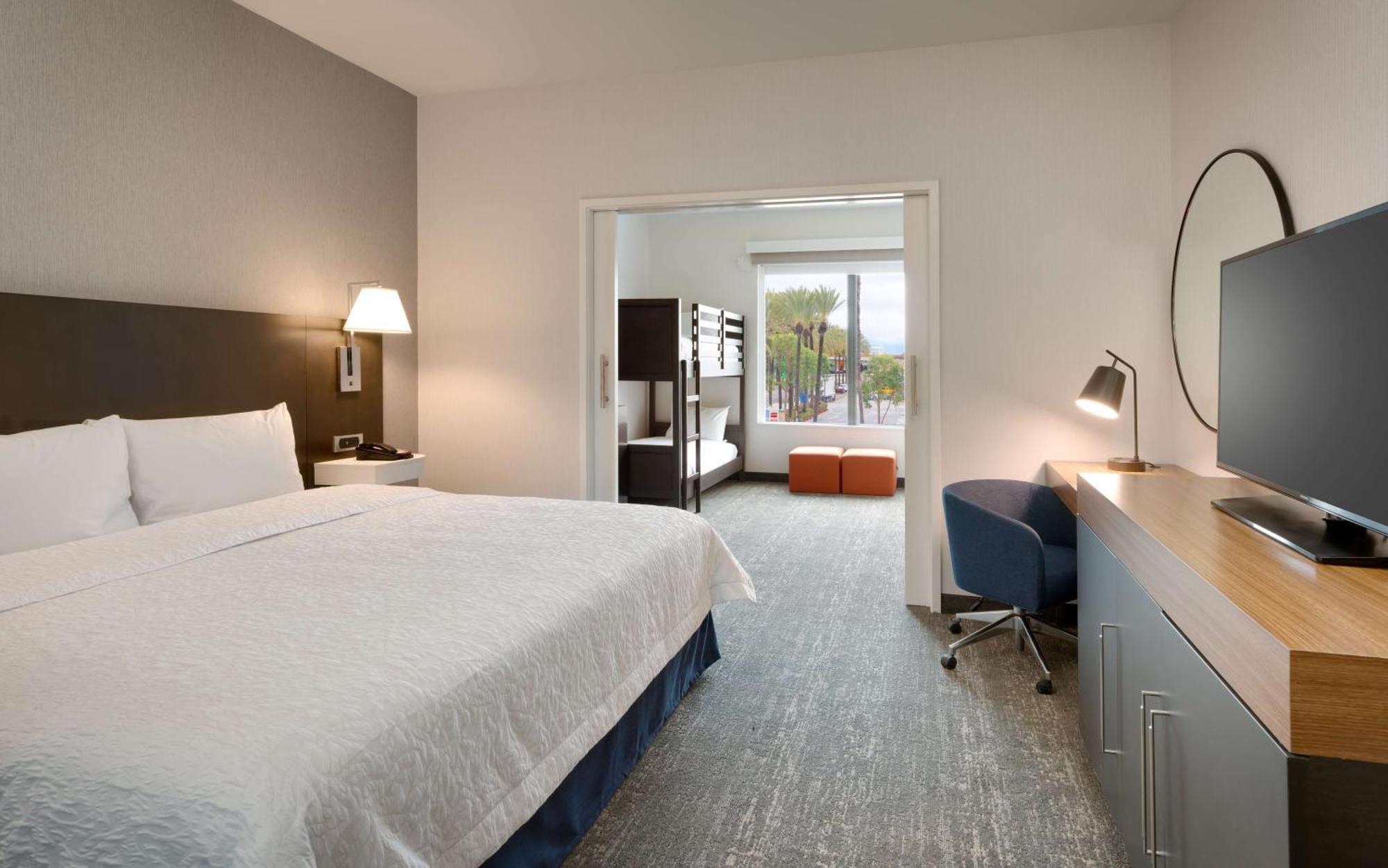 Hampton Inn & Suites Anaheim Resort Convention Center Bagian luar foto